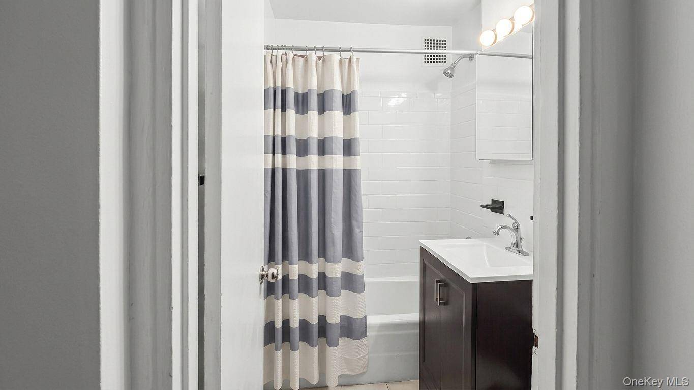 87-20 175th ST #1K, Jamaica, NY 11432