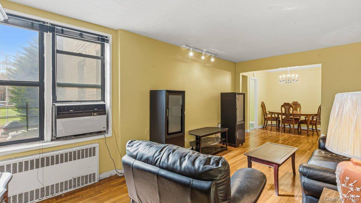 83-35 139 ST #1D, Briarwood, NY 11435
