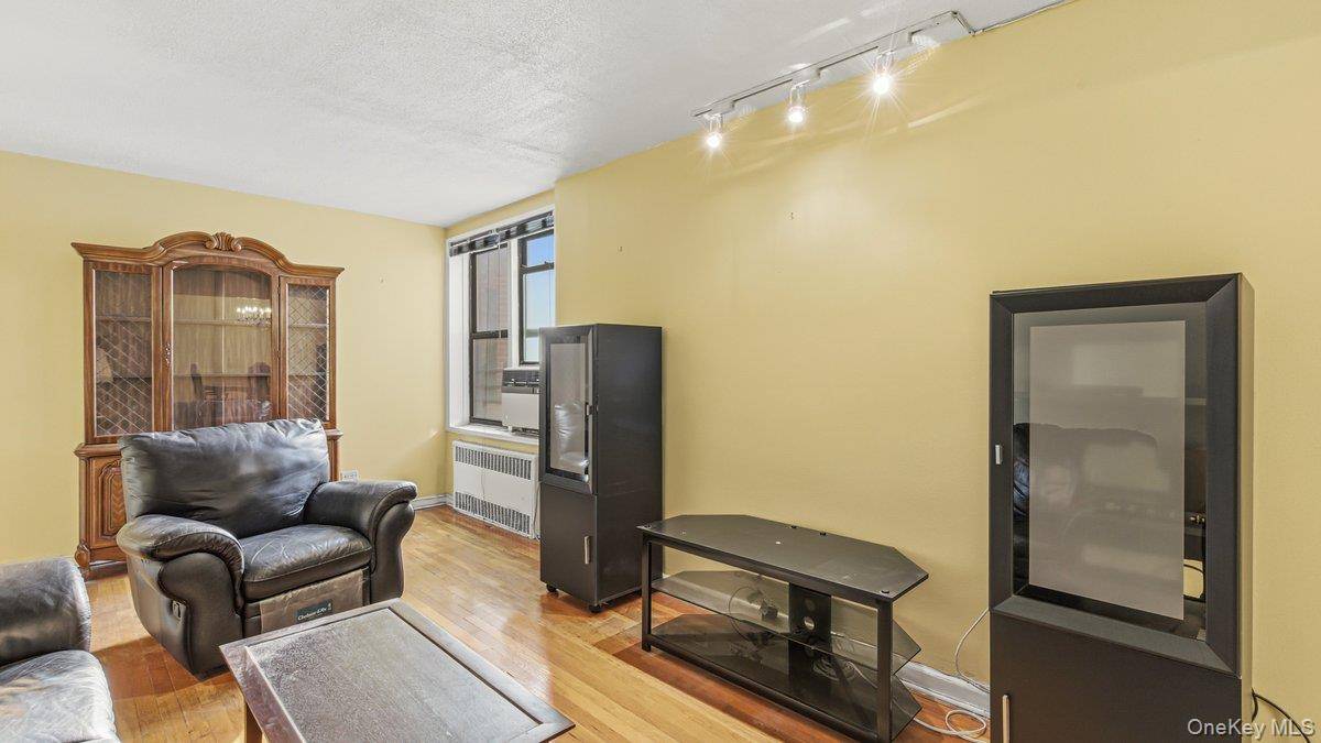 83-35 139 ST #1D, Briarwood, NY 11435