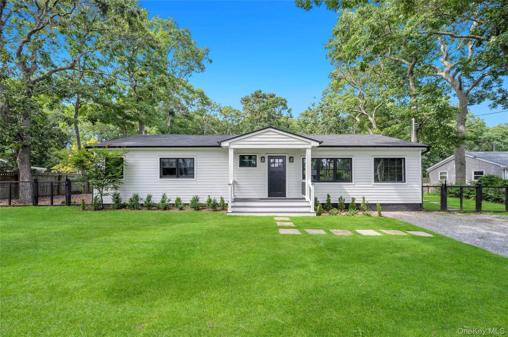 10 Shinnecock LN, Hampton Bays, NY 11946