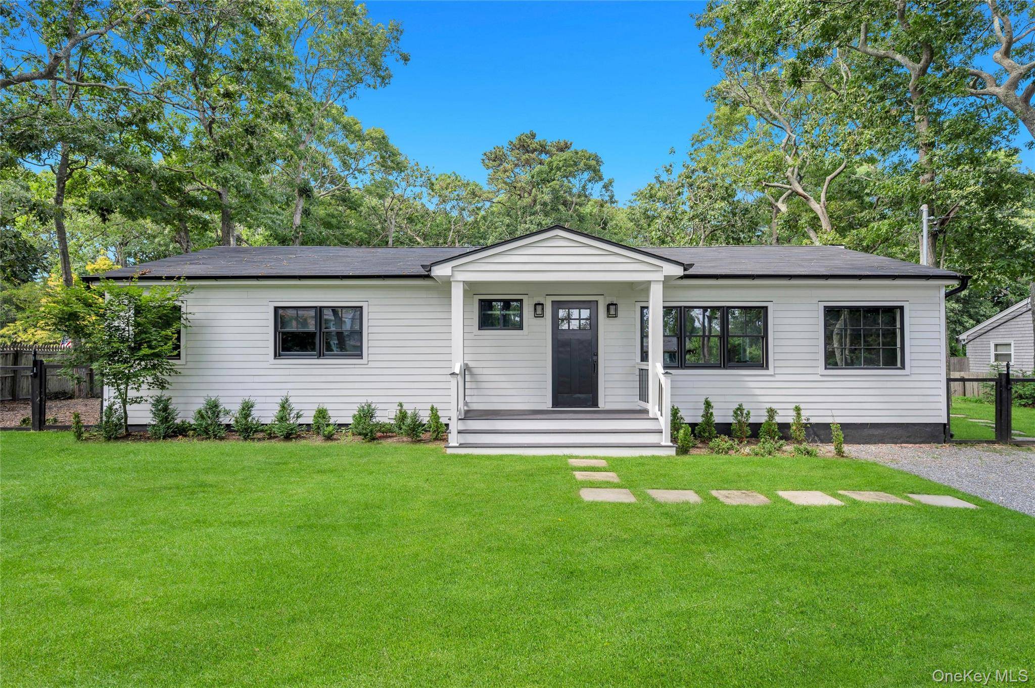 10 Shinnecock LN, Hampton Bays, NY 11946