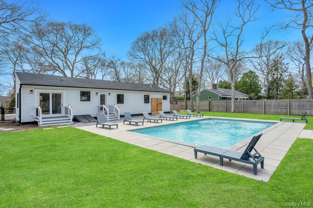 10 Shinnecock LN, Hampton Bays, NY 11946