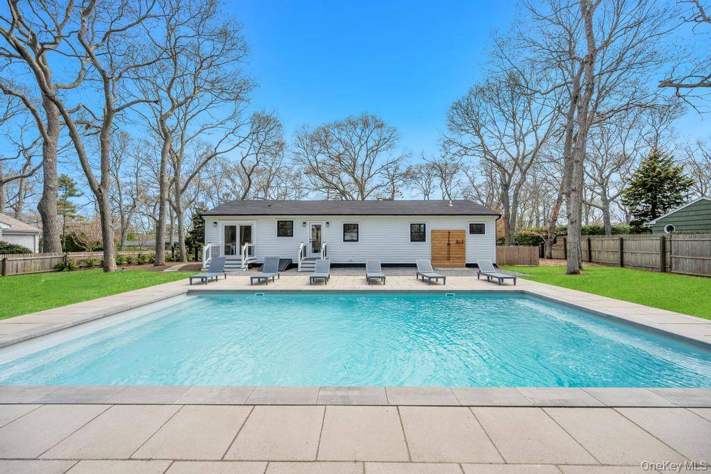 10 Shinnecock LN, Hampton Bays, NY 11946