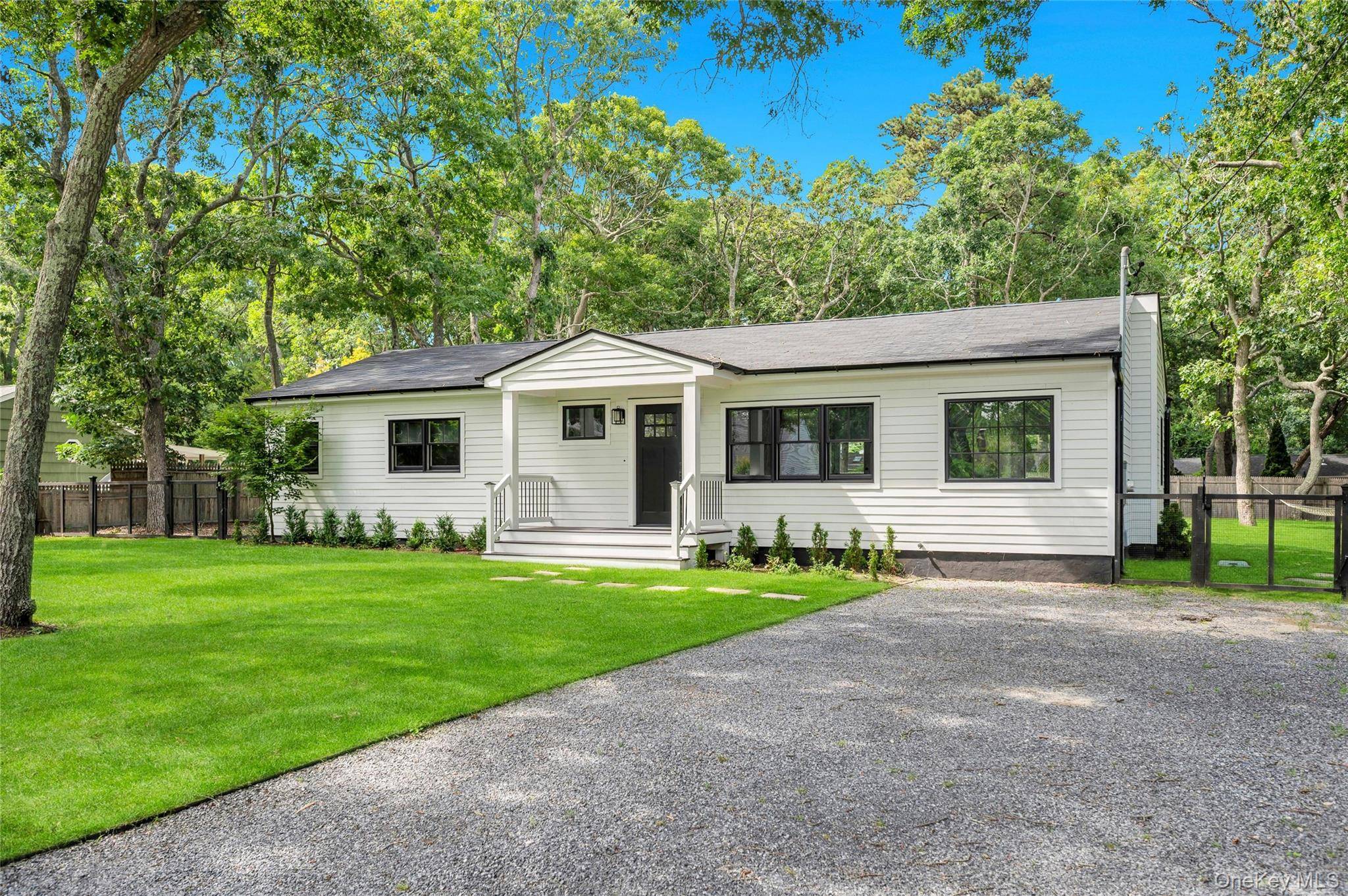 10 Shinnecock LN, Hampton Bays, NY 11946