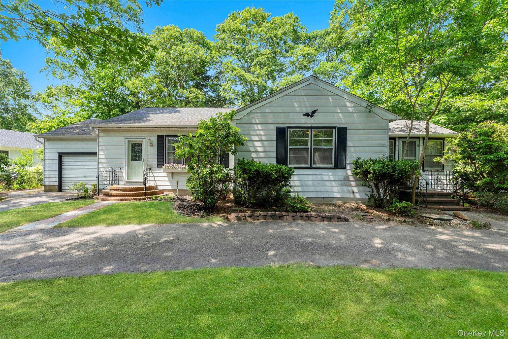 62 Squires AVE, East Quogue, NY 11942