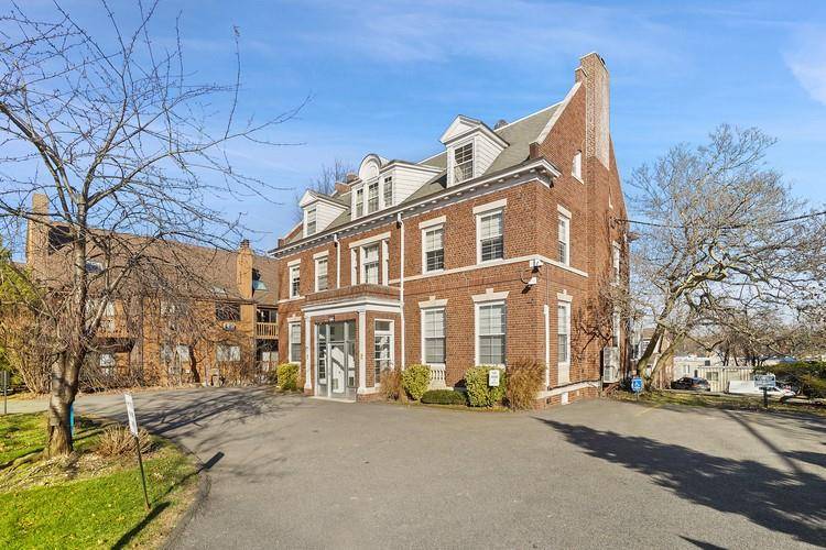 19 Greenridge AVE, White Plains, NY 10605