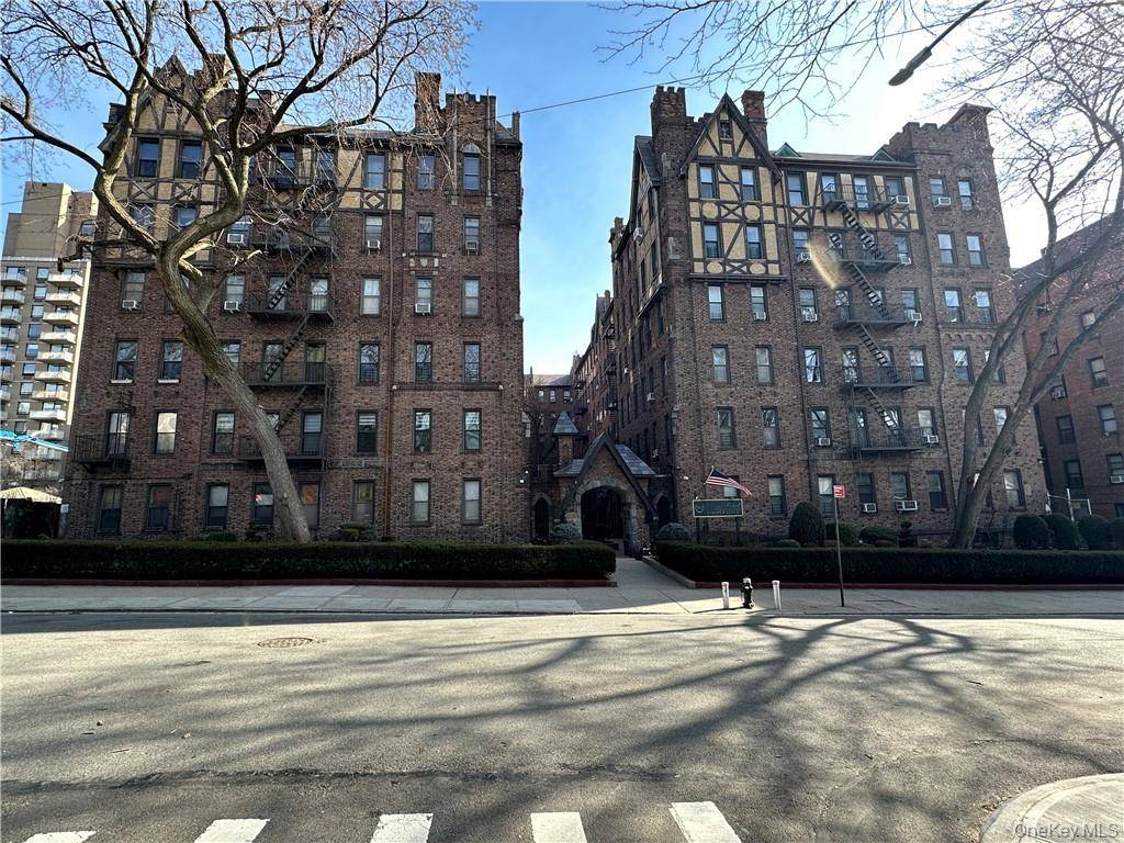 83-15 116th ST #1F, Richmond Hill, NY 11418