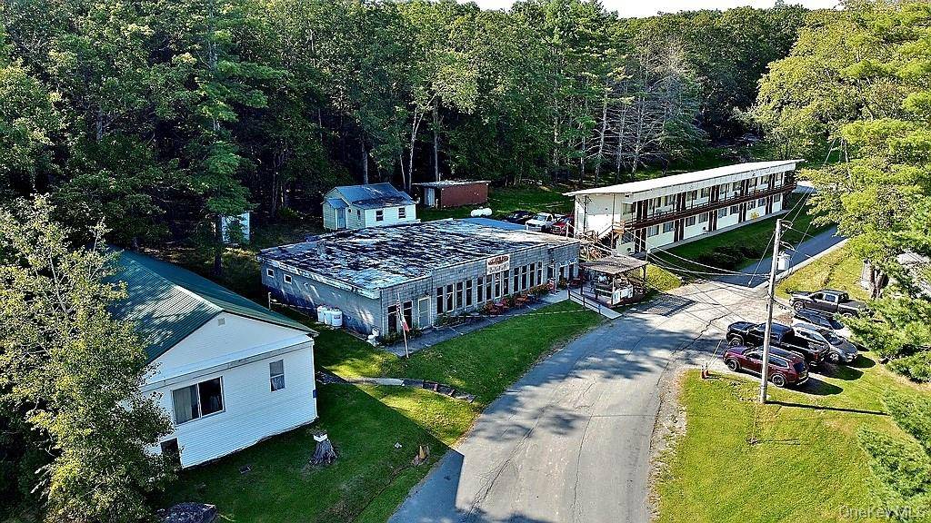 23 Crestwood RD, Lake Huntington, NY 12752