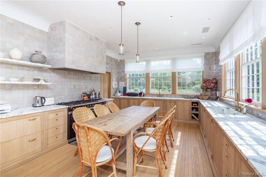 45 Ram Island DR, Southampton, NY 11968