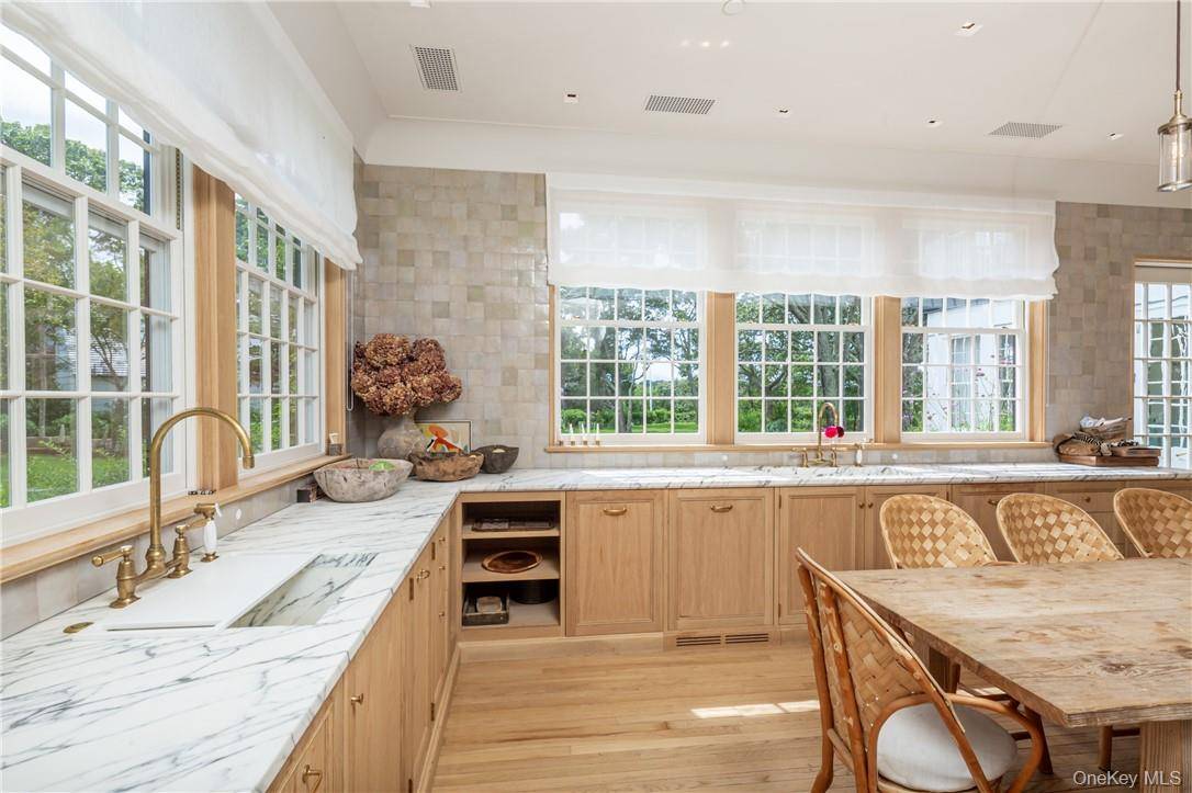 45 Ram Island DR, Southampton, NY 11968