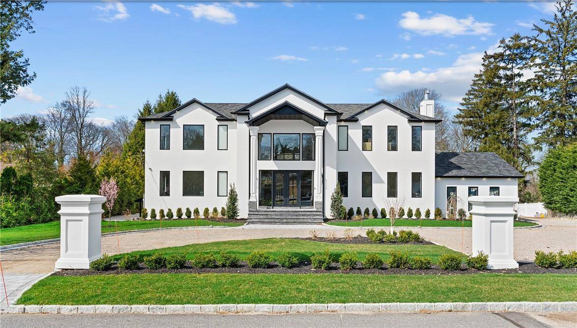 18 Orchard DR, Woodbury, NY 11797
