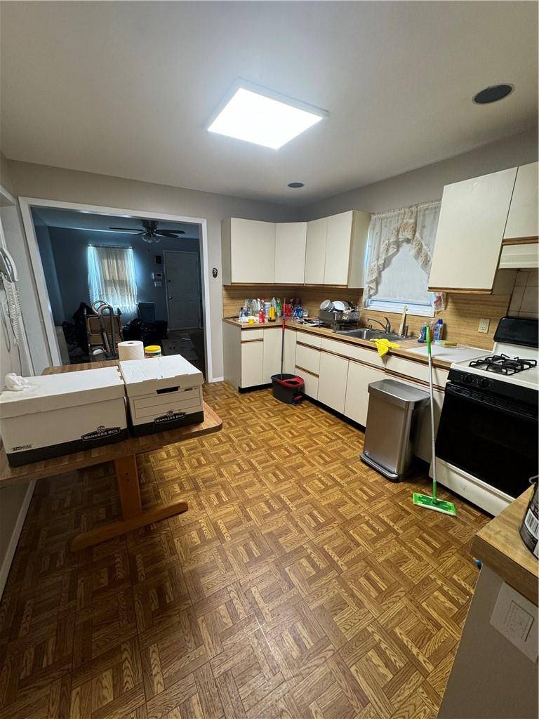 46 1st ST, Elmont, NY 11003