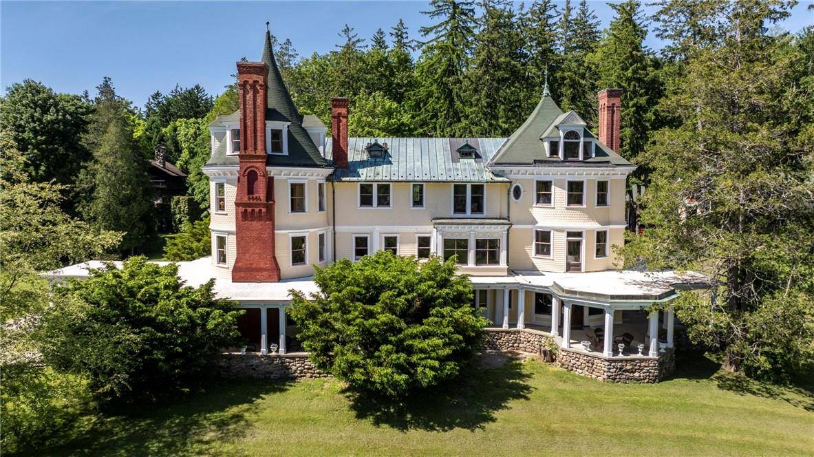 45 Hitchcock LN, Millbrook, NY 12545