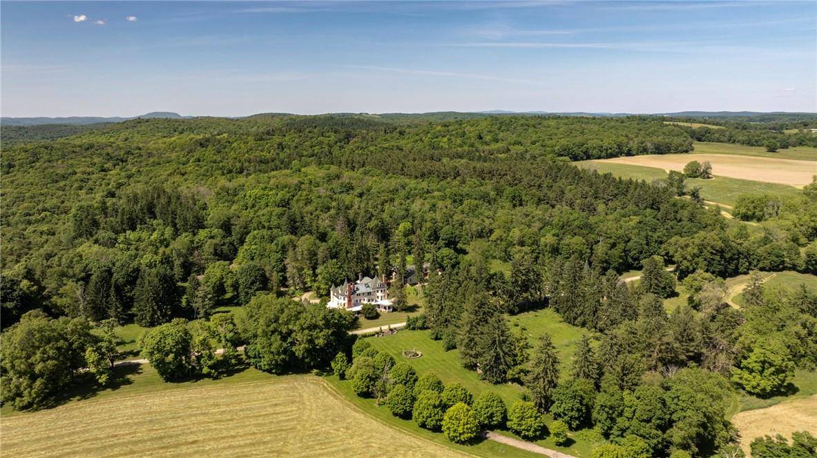 45 Hitchcock LN, Millbrook, NY 12545