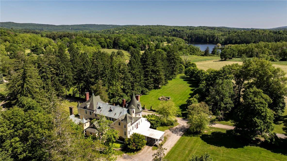 45 Hitchcock LN, Millbrook, NY 12545