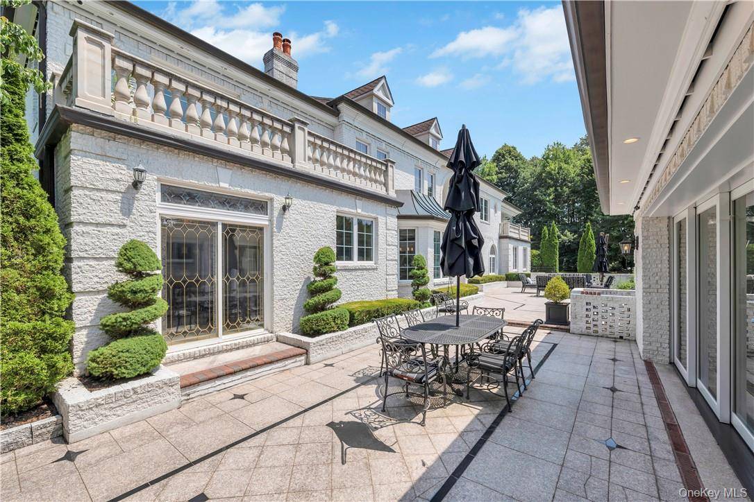 4 Old Wagon LN, Old Westbury, NY 11568