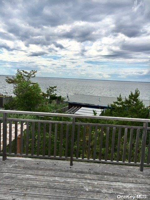 320 Frigate Rdw, Ocean Beach, NY 11770