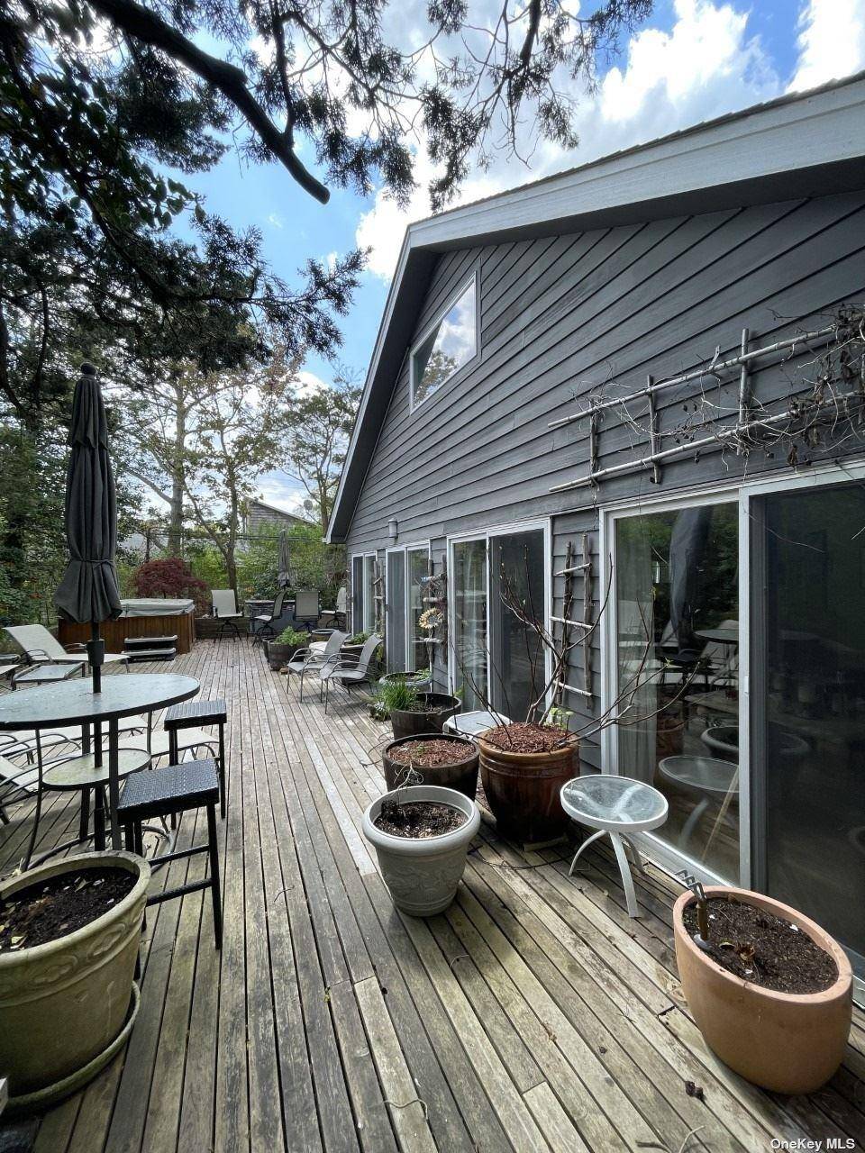 275 Wilmot RD, Ocean Beach, NY 11770