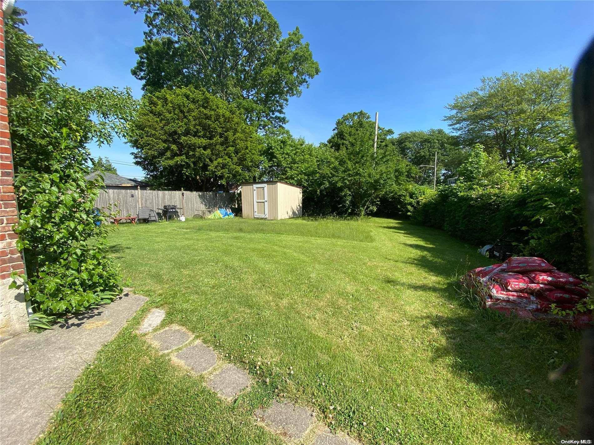 Address not disclosed, Lindenhurst, NY 11757