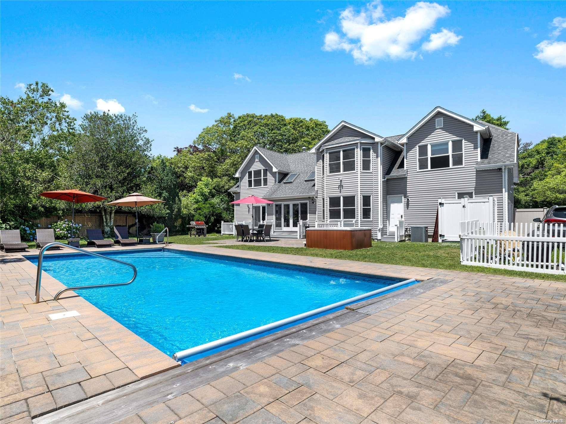 4 White LN, Hampton Bays, NY 11946