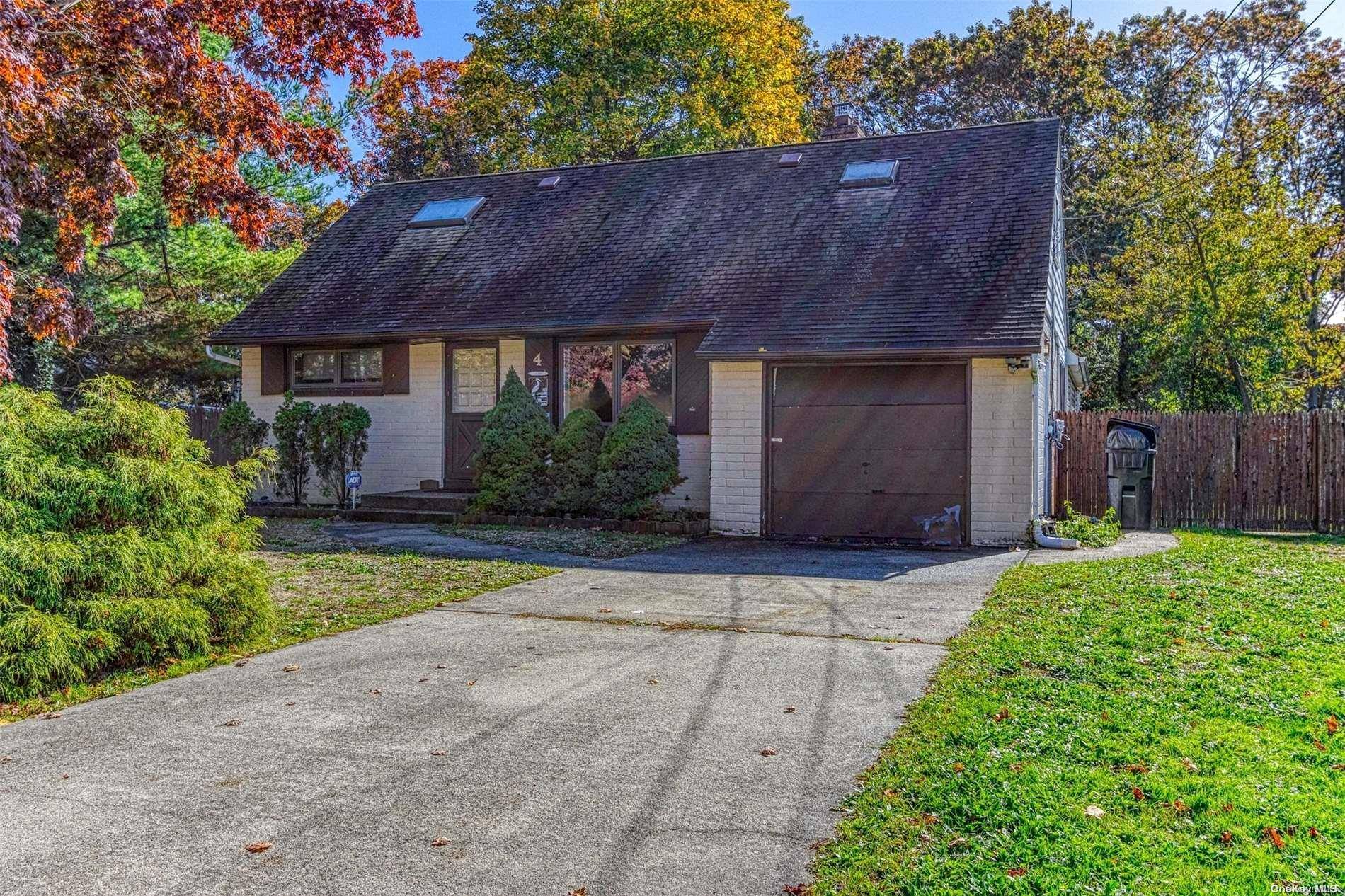 4 Krause ST, Bay Shore, NY 11706