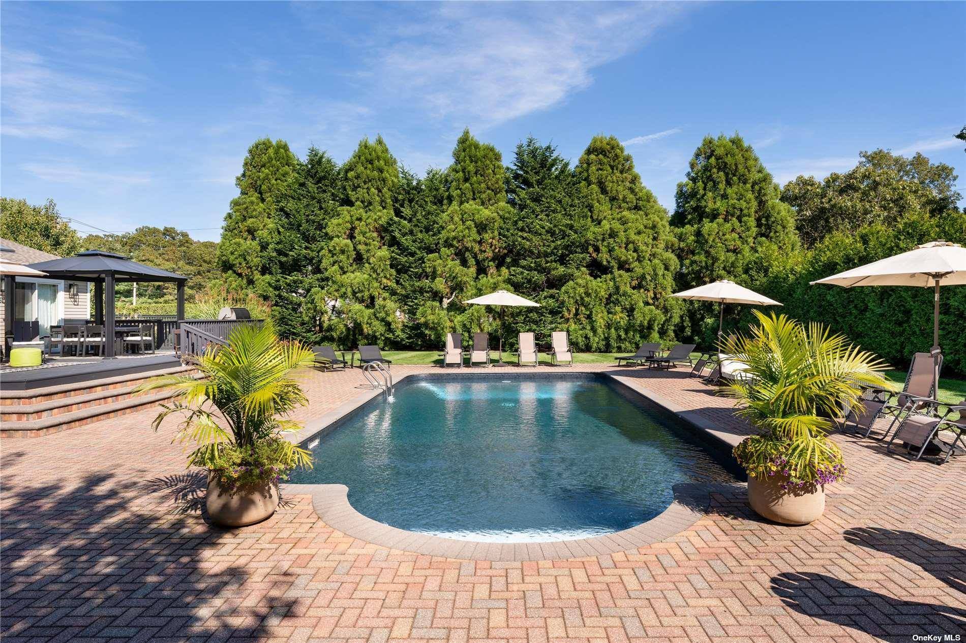 60 Lynncliff RD, Hampton Bays, NY 11946