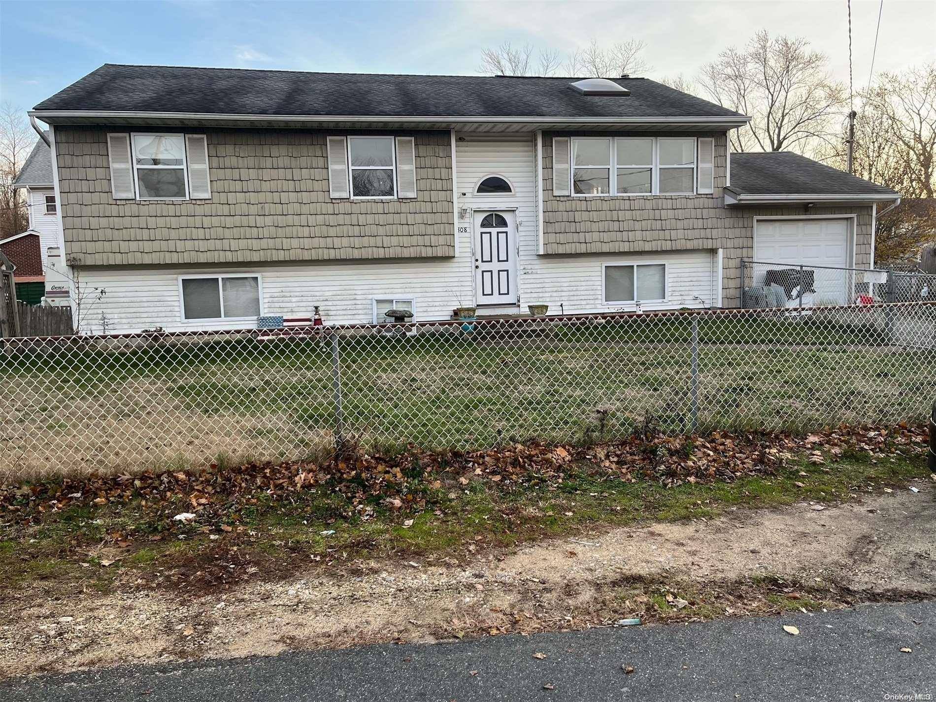 308 Daly PL, Copiague, NY 11726