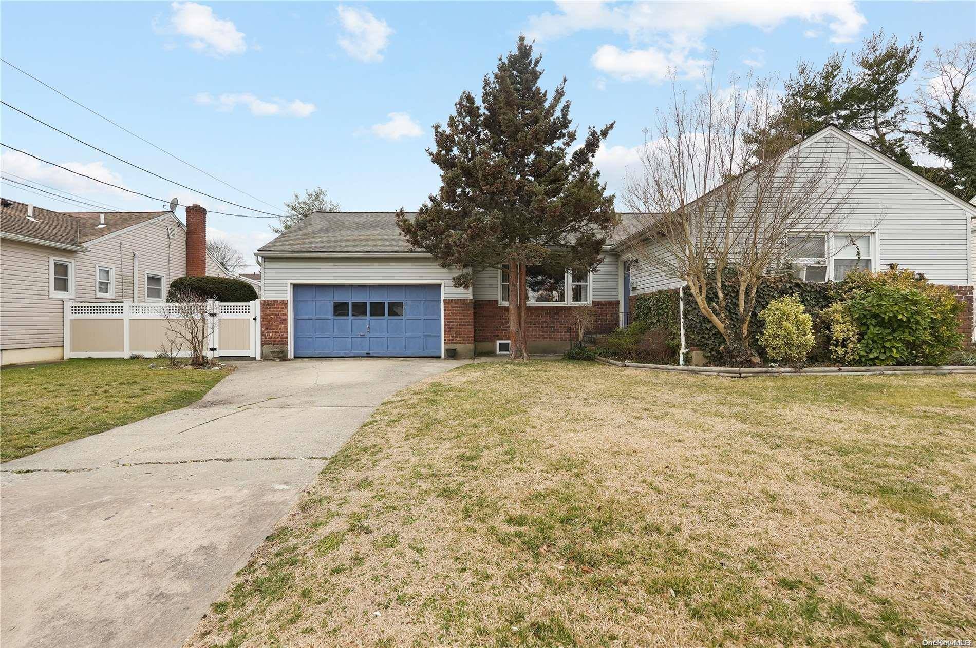 27 W Woodbine DR, Freeport, NY 11520