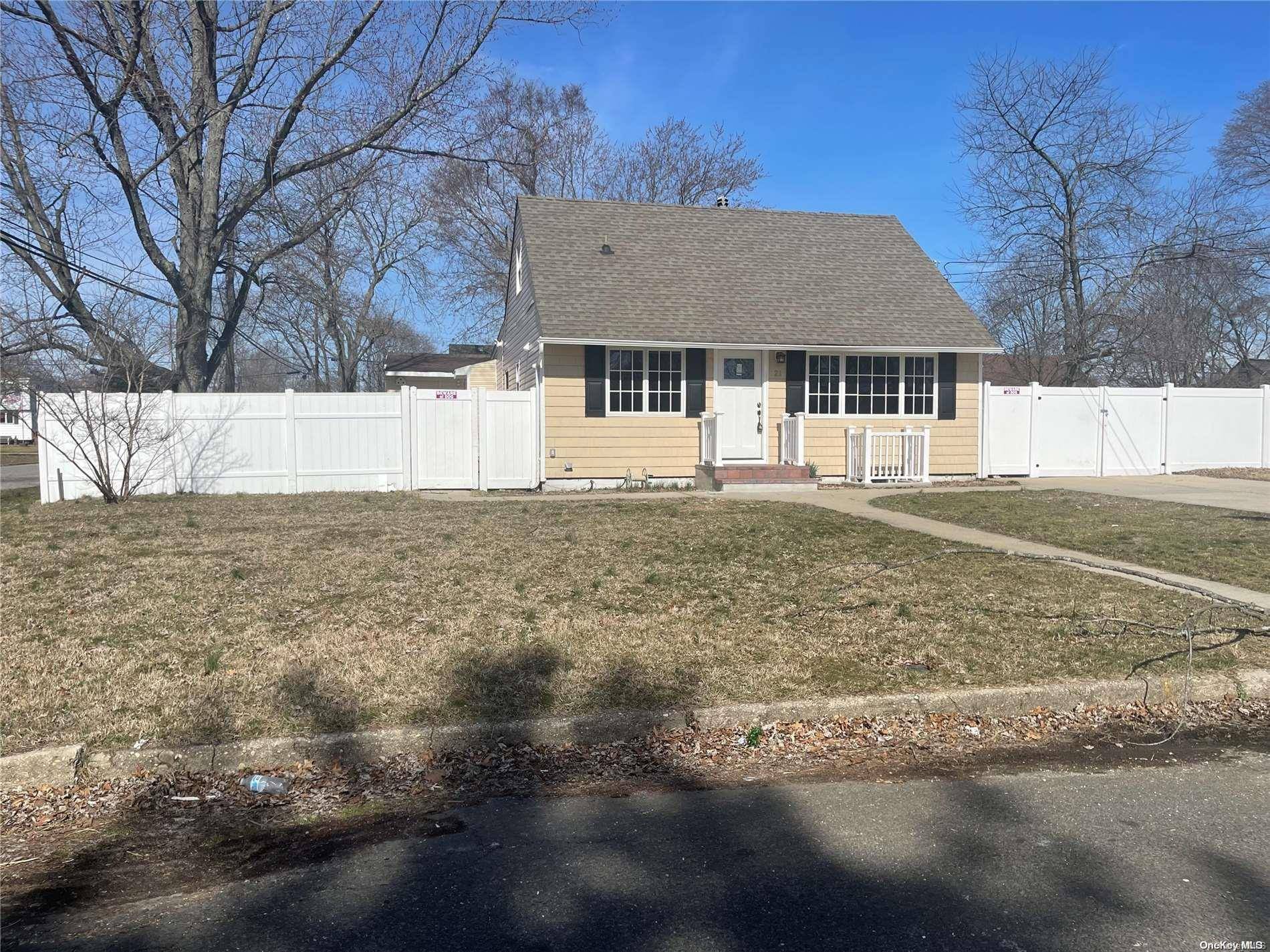 21 E Walnut ST, Central Islip, NY 11722