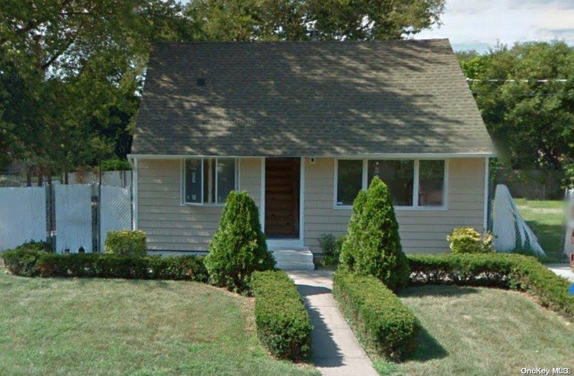 21 E Walnut ST, Central Islip, NY 11722