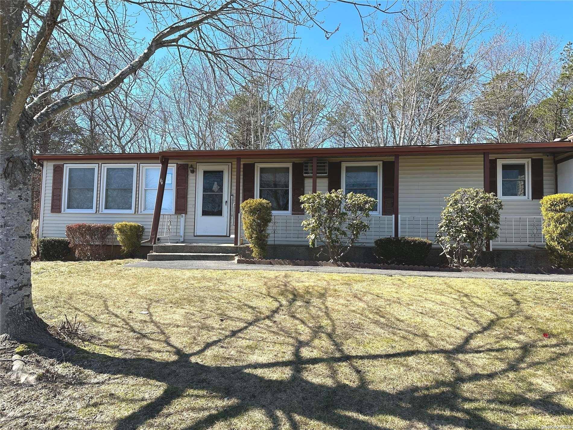 55 Village CIR #1, Manorville, NY 11949