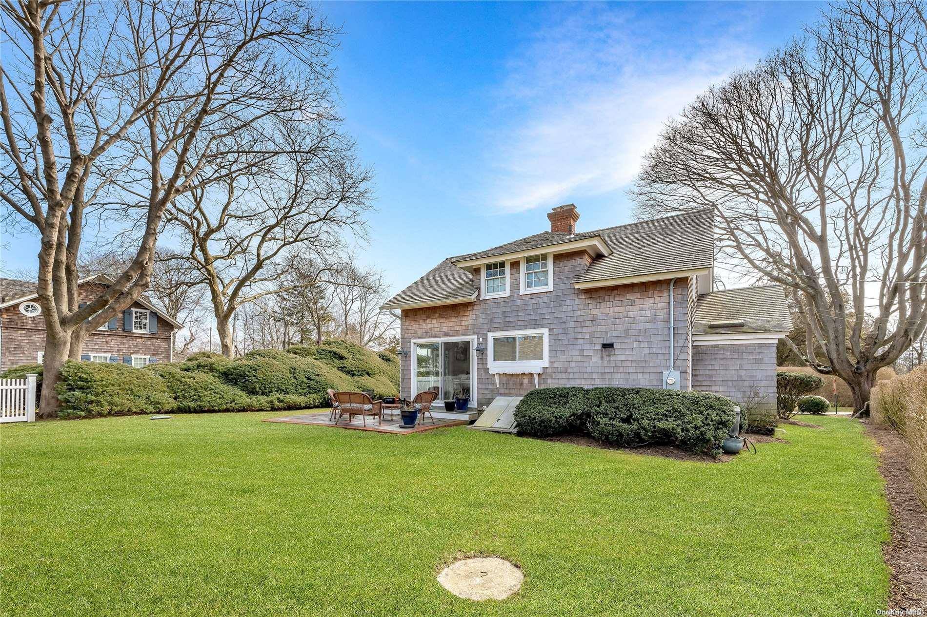 1 Village LN, Quogue, NY 11959