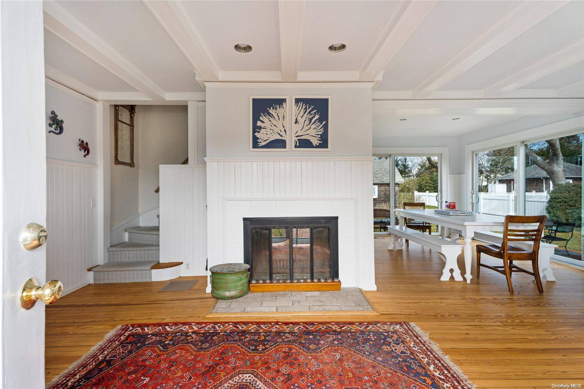 1 Village LN, Quogue, NY 11959