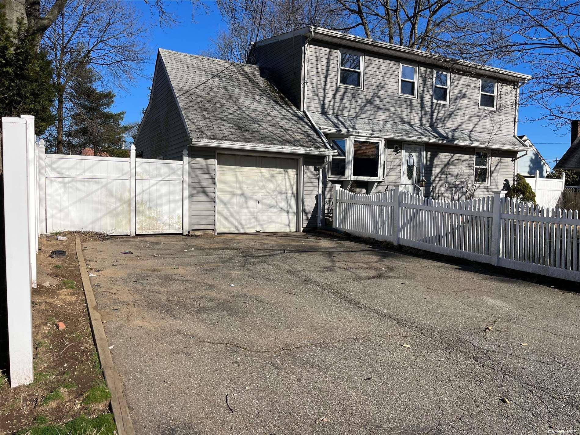 10 Field PL, Huntington Station, NY 11746