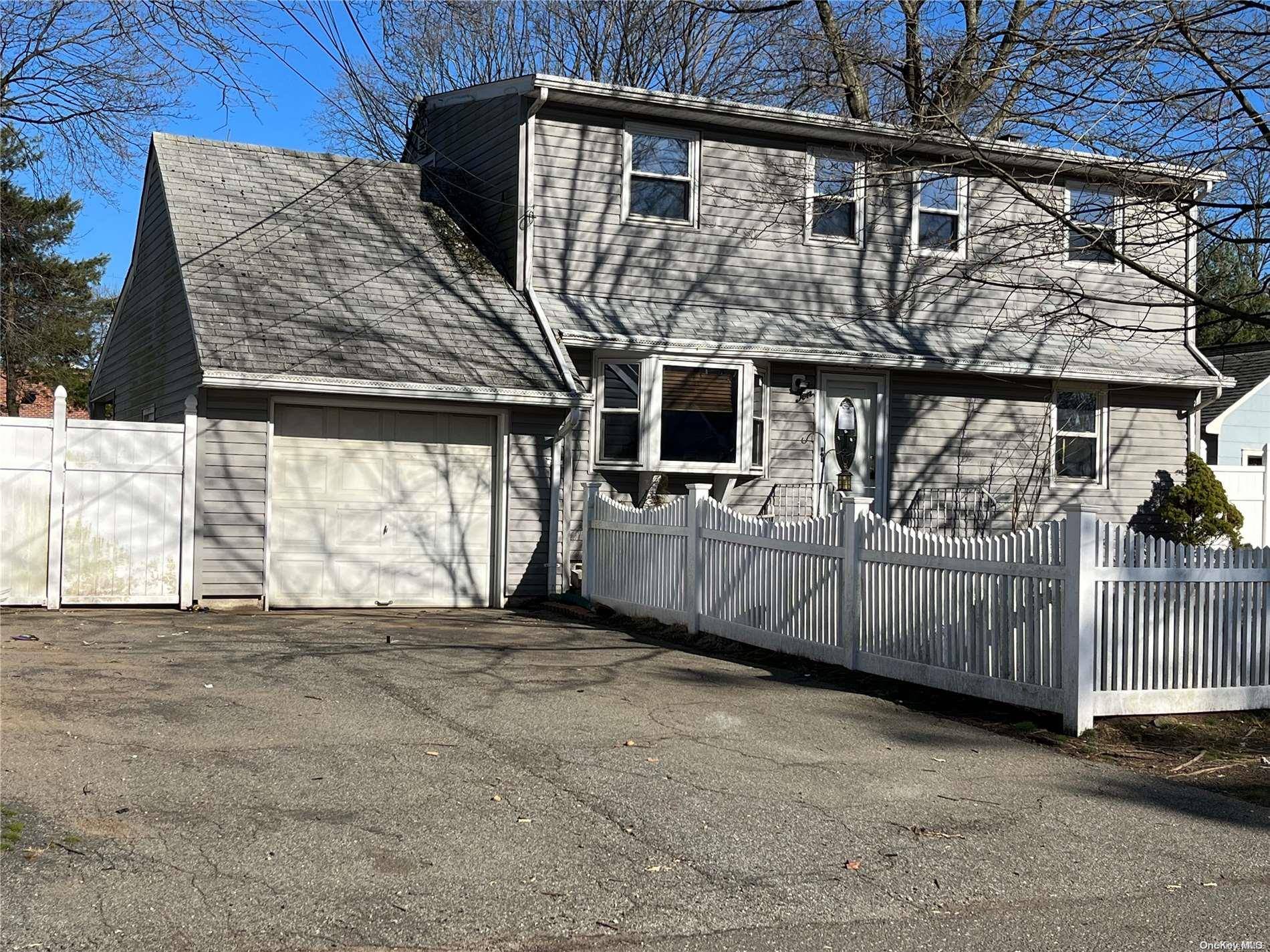 10 Field PL, Huntington Station, NY 11746