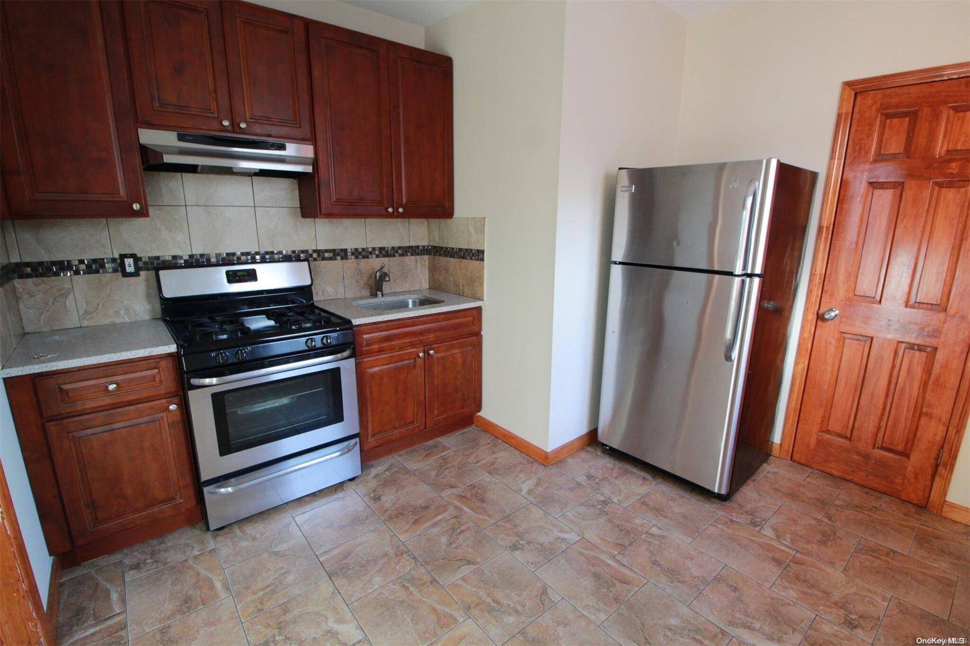 17-01 Gates AVE, Flushing, NY 11385