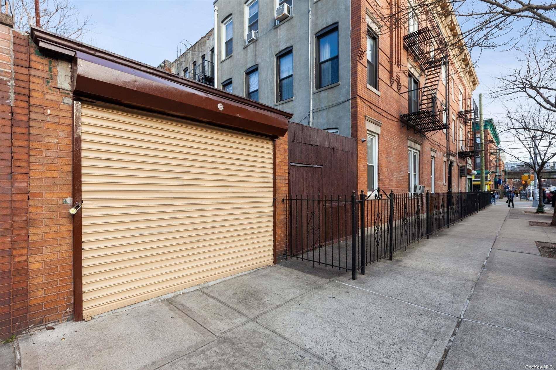 17-01 Gates AVE, Flushing, NY 11385