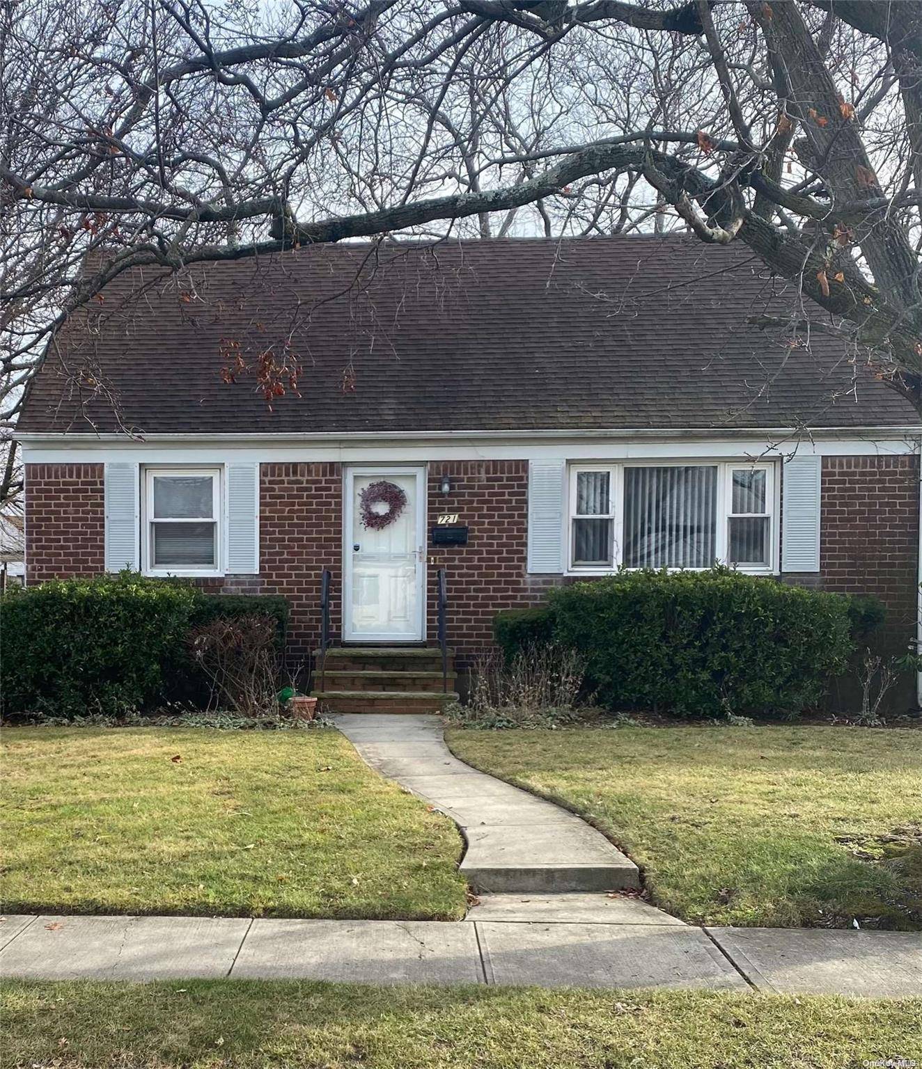 721 Martin DR, Uniondale, NY 11553