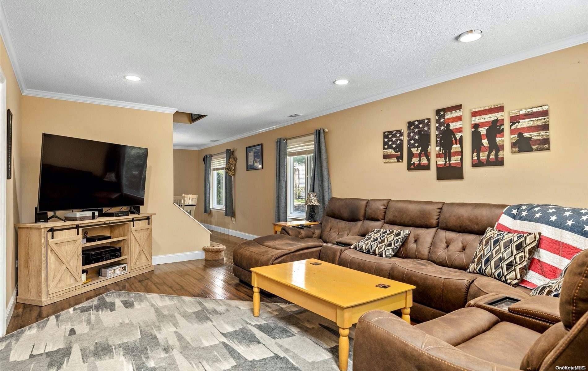 1016 Skyline DR #1016, Coram, NY 11727
