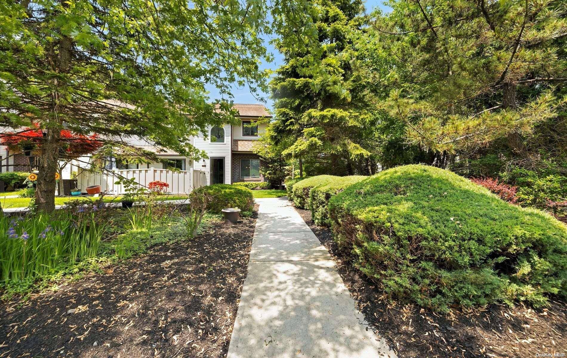 1016 Skyline DR #1016, Coram, NY 11727