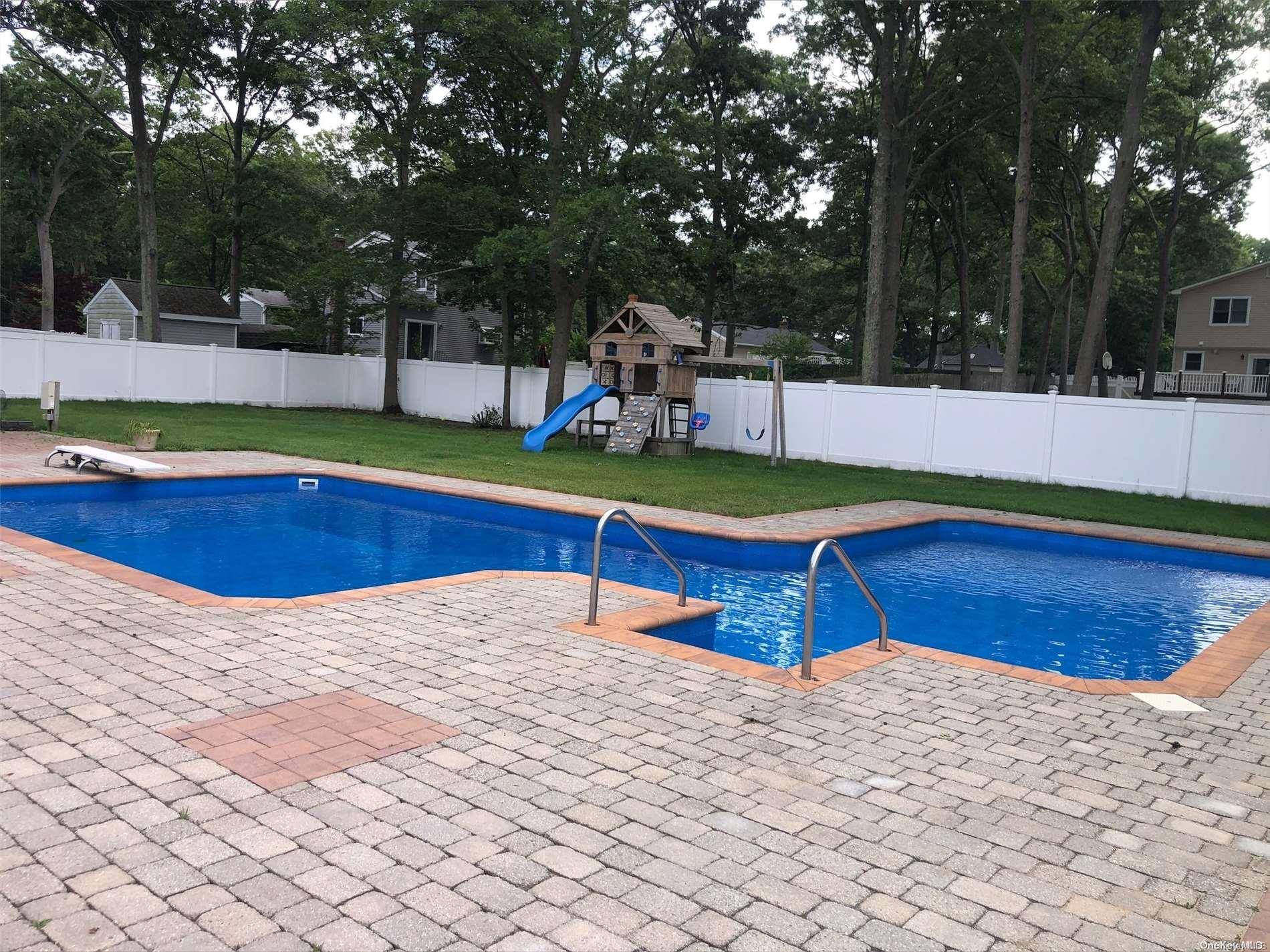 52 W Woodside AVE, Patchogue, NY 11772