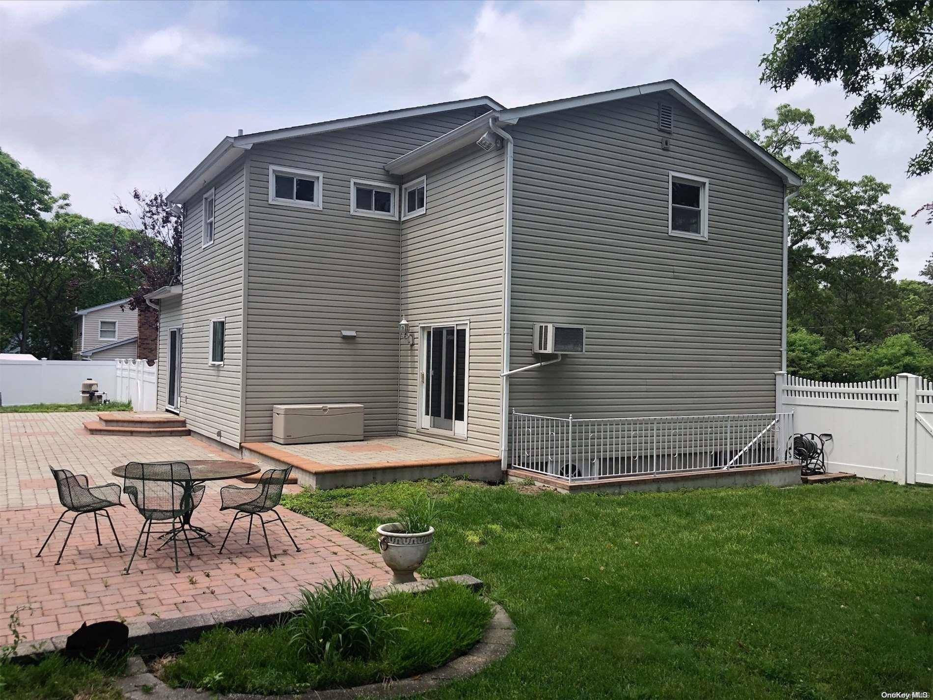 52 W Woodside AVE, Patchogue, NY 11772