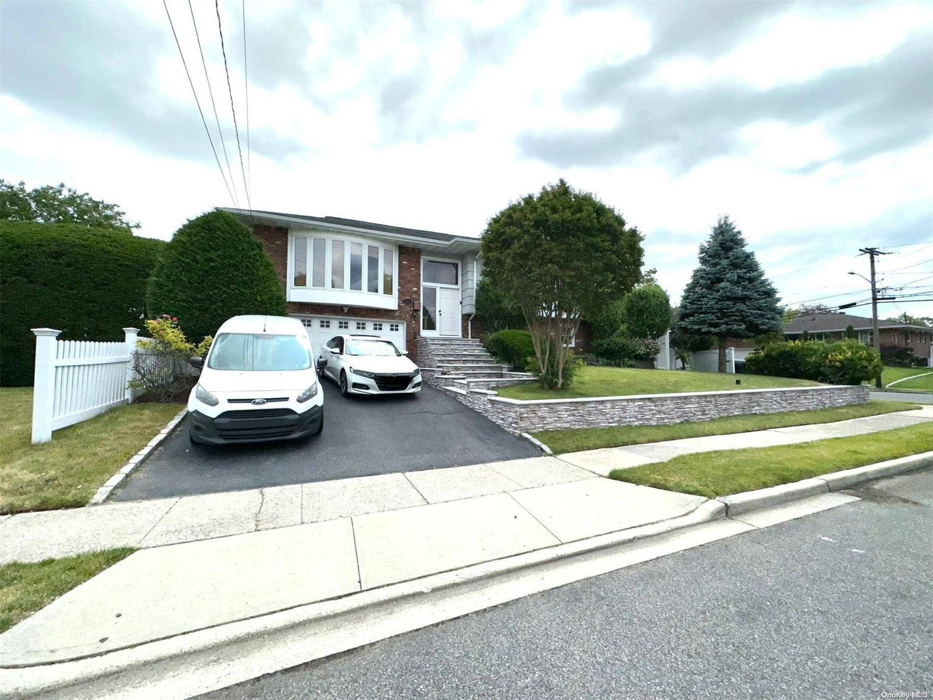 746 Vivian Ct #1, Baldwin, NY 11510