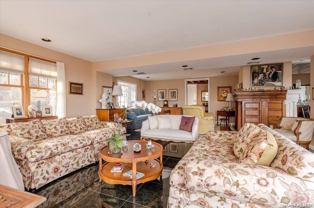 45 East Loop Road, Staten Island, NY 10304