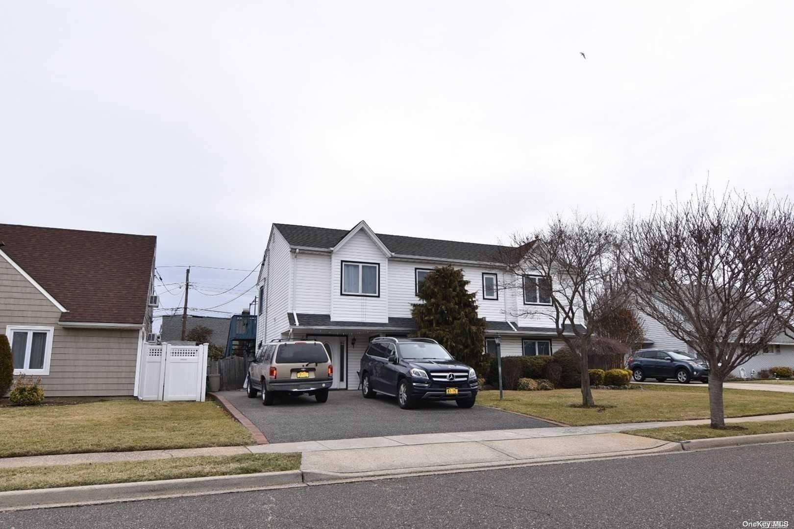 86 Weaving LN, Wantagh, NY 11793