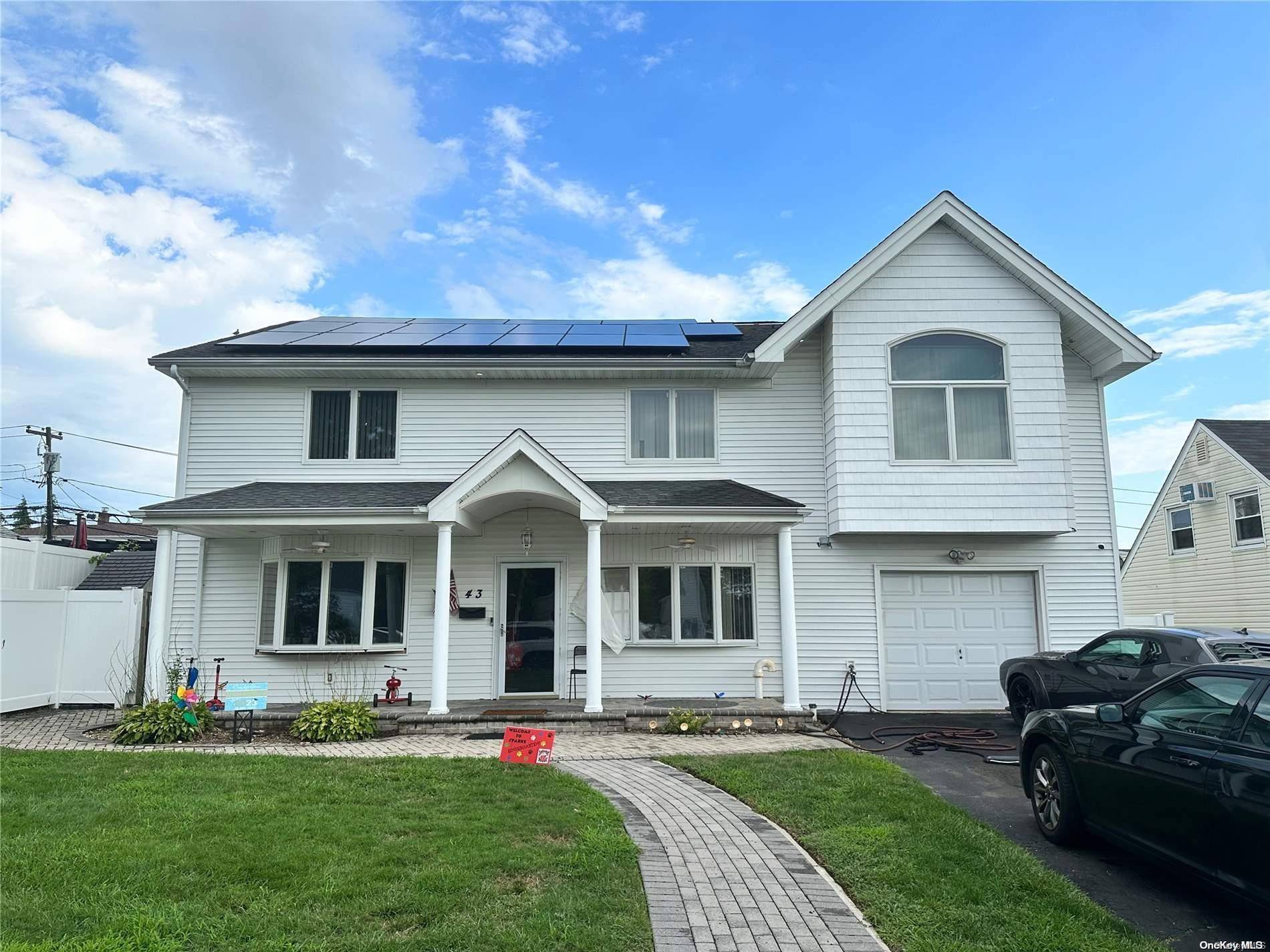 43 Crag LN, Levittown, NY 11756