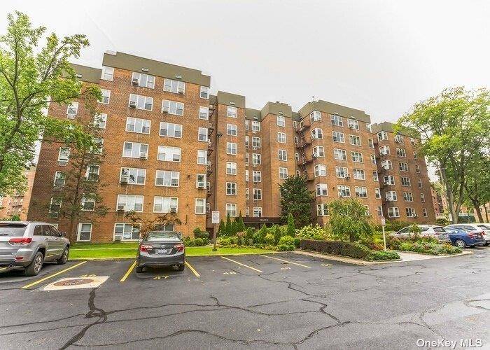 18-70 211 ST #2A, Bayside, NY 11360
