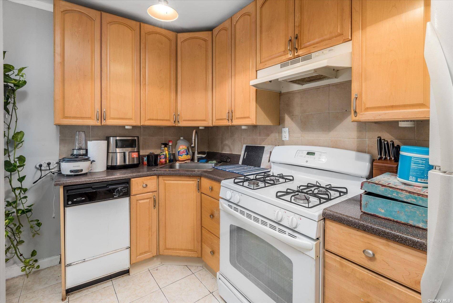 34-20 78th ST #2J, Jackson Heights, NY 11372