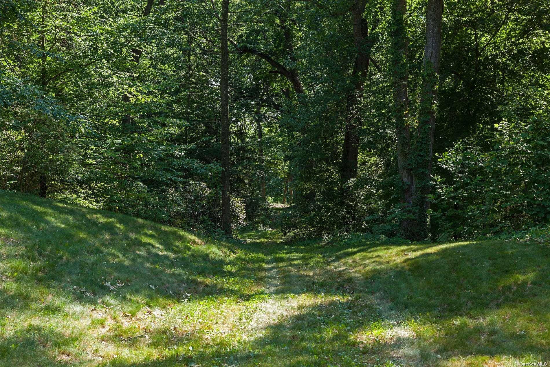 11 Spring Hill LN, Old Westbury, NY 11568