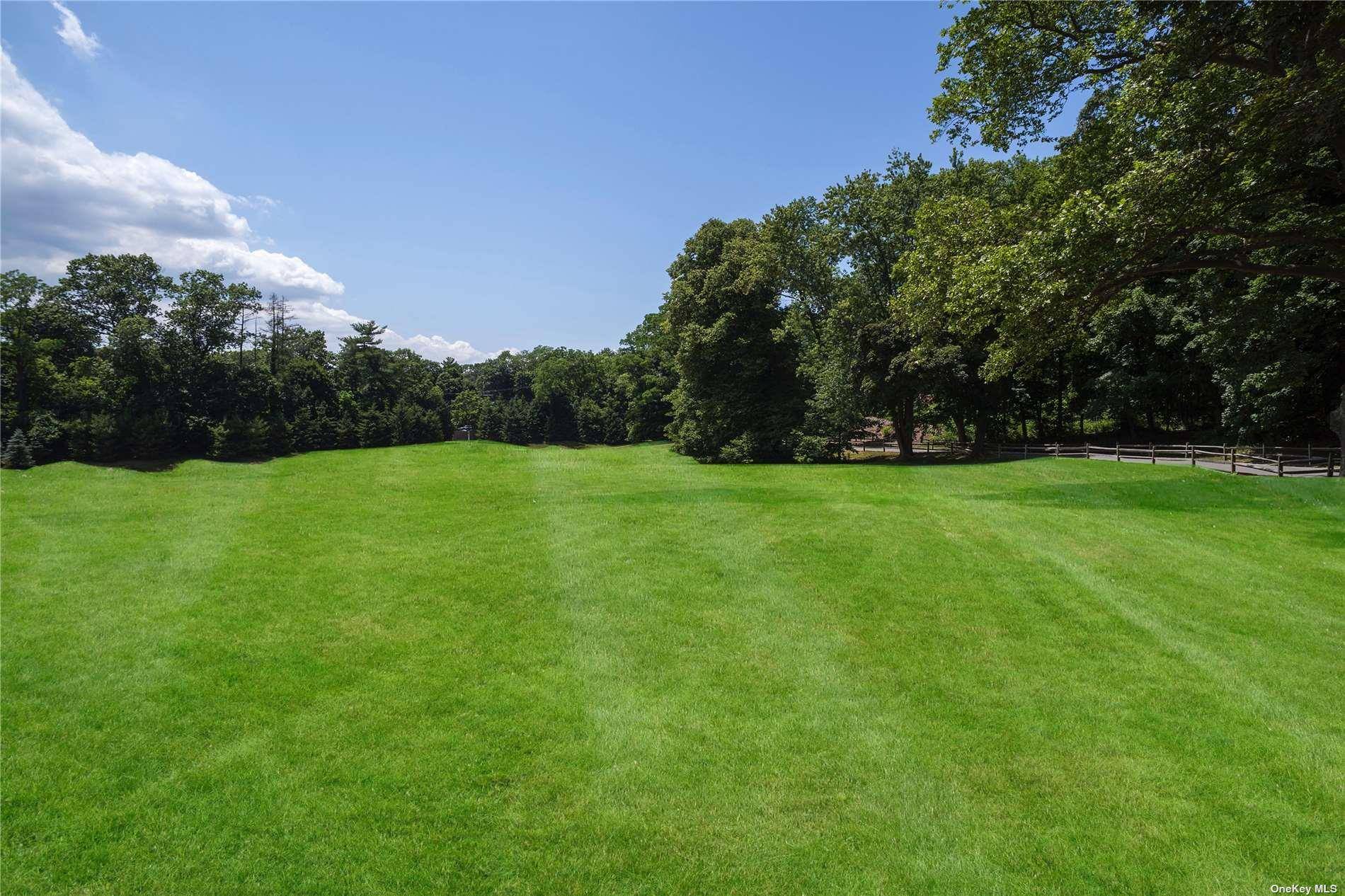 8 Stable LN, Old Westbury, NY 11568